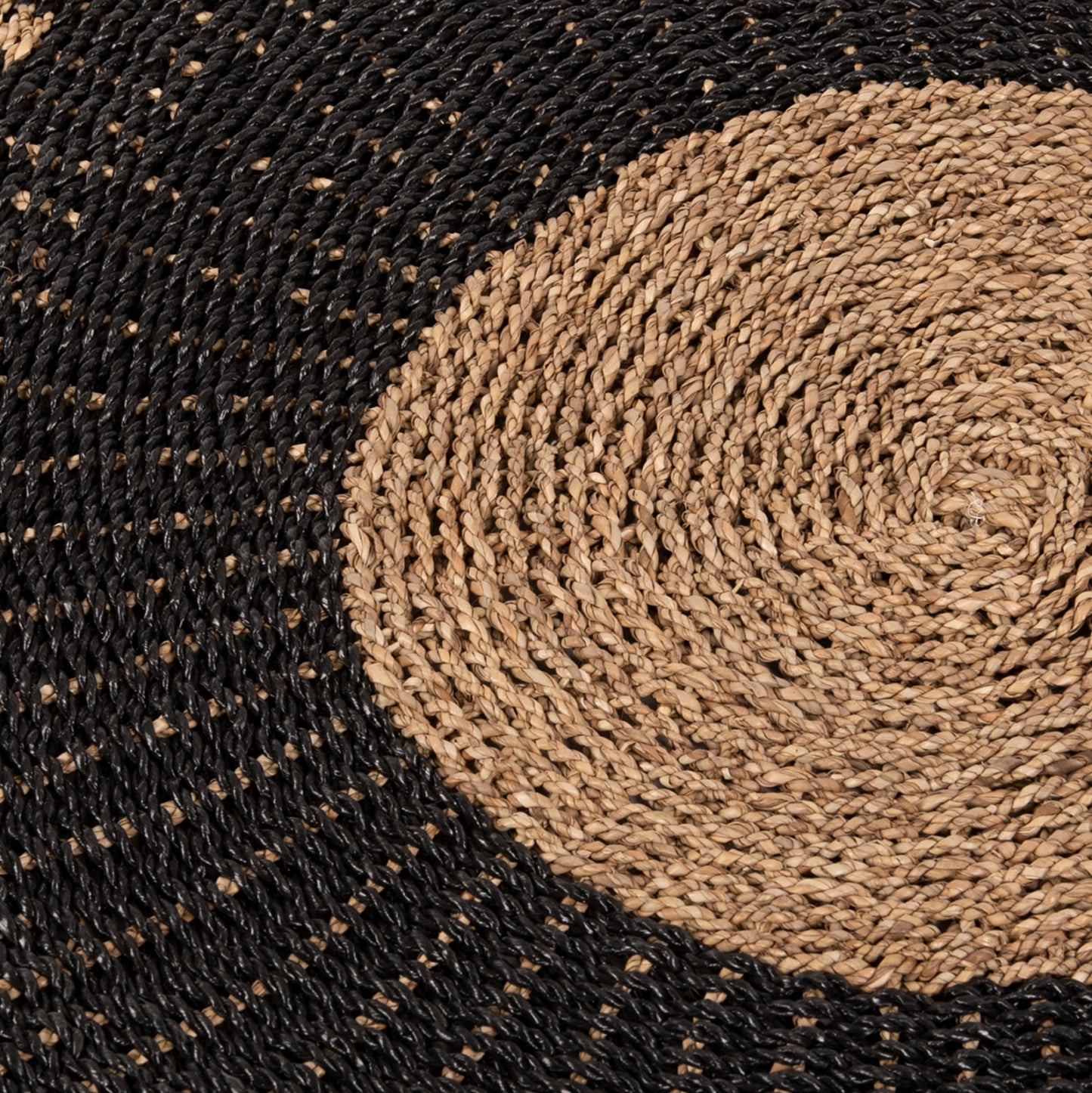ROUND CARPET KIRKI HM7841 NATURAL SEAGRASS FIBERS IN BLACK-NATURAL COLOR Φ120cm.