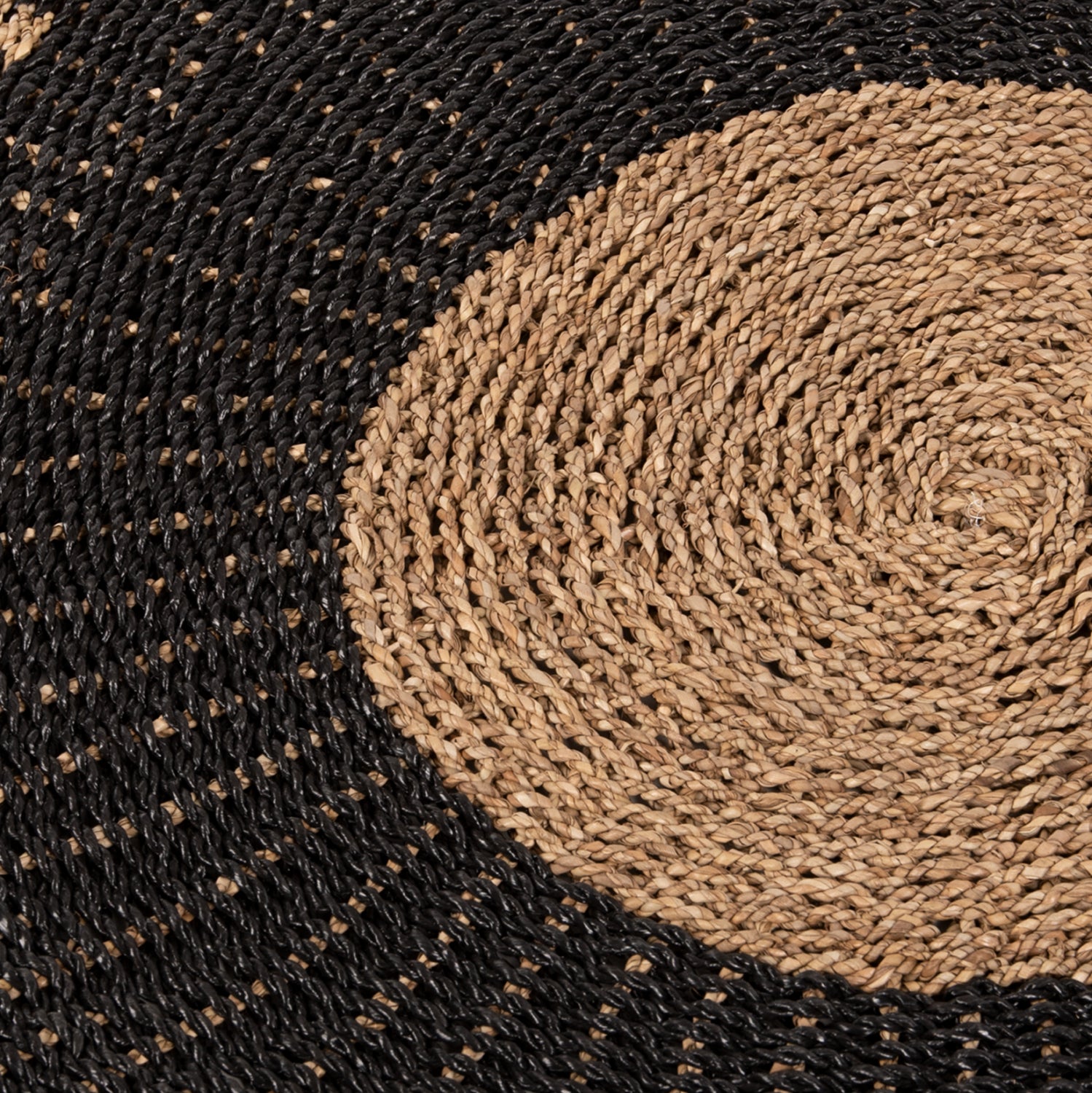 ROUND CARPET KIRKI HM7843 NATURAL SEAGRASS FIBERS IN BLACK-NATURAL COLOR Φ150cm.