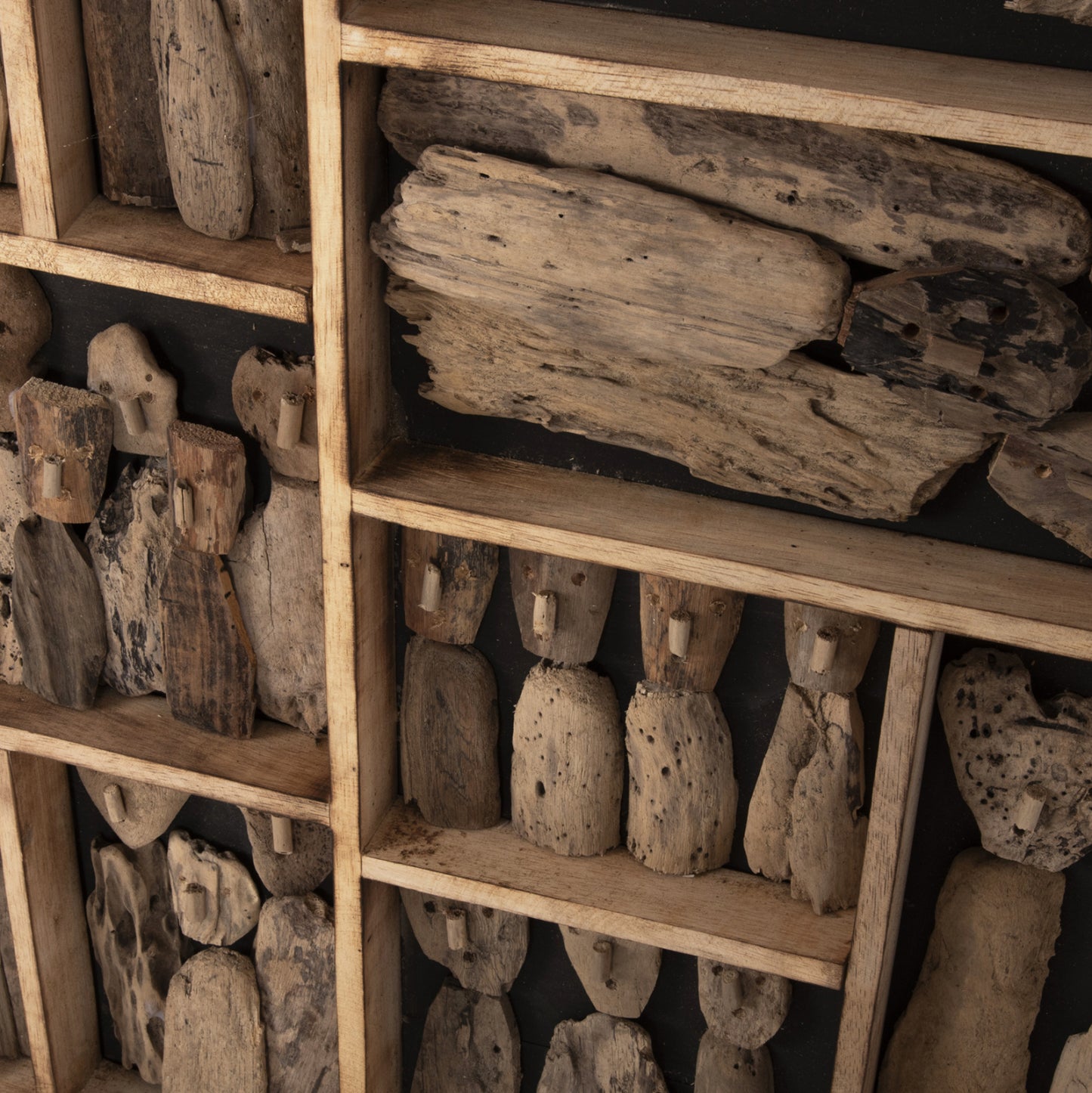 WALL DECORATION MYST HM4281 FRAME WITH FIGURINES MADE OF DRIFTWOOD 200x6x120Hcm.