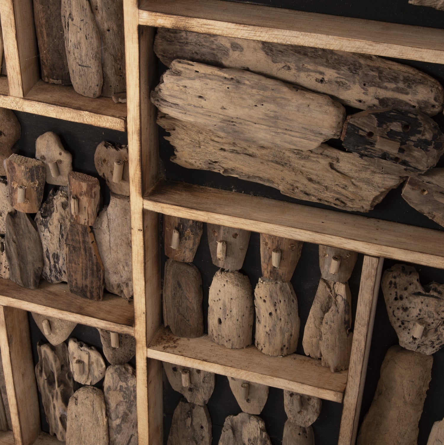 WALL DECORATION MYST HM4281 FRAME WITH FIGURINES MADE OF DRIFTWOOD 200x6x120Hcm.